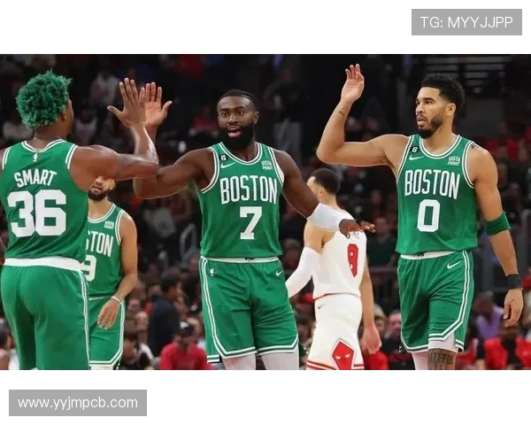 凯尔特人迎战雄鹿季后赛激烈对决，双方焦点球员表现引热议