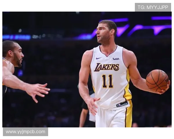 布鲁克洛佩斯:从篮坛巨星到球队支柱的传奇之路 布鲁克洛佩斯:从篮坛巨星到球队支柱的传奇之路